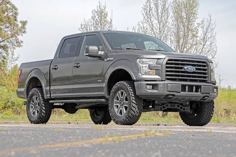 Kit de suspensión completa 4" Rough Country N3 Ford F150 (15-20)